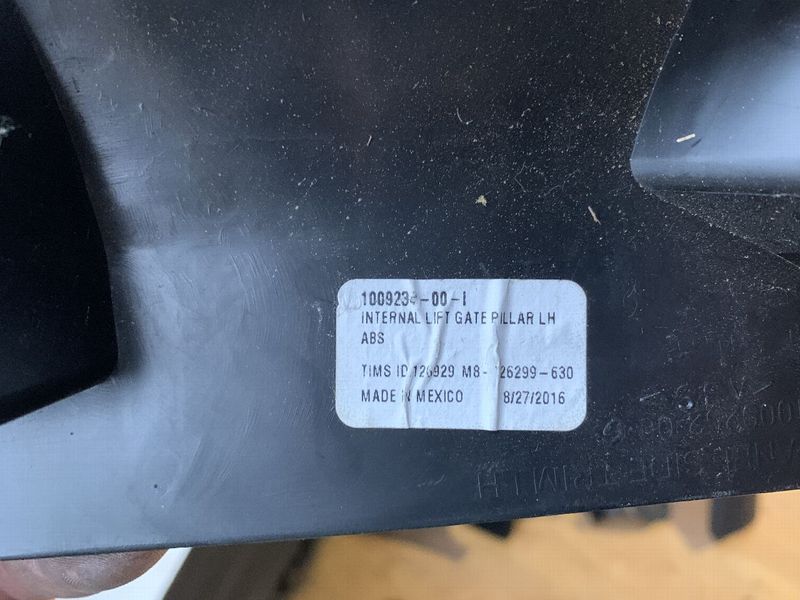 1009234-00-I Накладка кришки багажника ліва Tesla Model S, SR фото