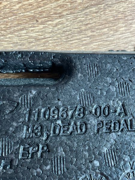 1109678-00-A Упор килимового покриття переднього під ліву ногу водія DEAD PEDAL (пінопласт) Tesla Model 3 фото