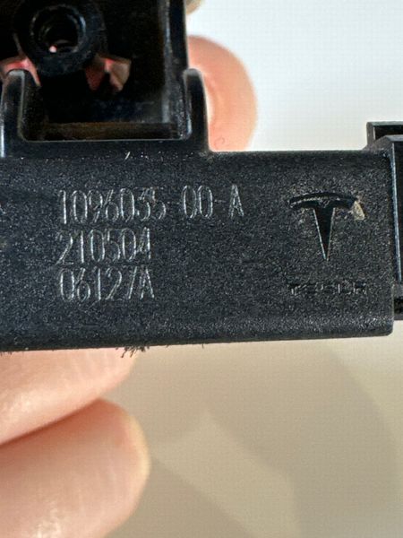 1096035-00-A Датчик положения (магнитного типа) нижней части 1 ряда сидений Tesla Model SR, SP, X, XP, Y, 3 фото