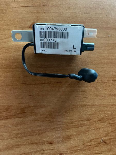 1004793-00-D Antenna Amplifier FM2 Tesla Model S, SR, X photo