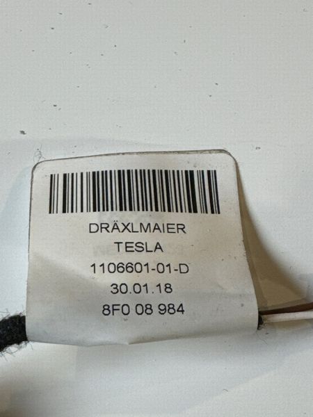 1106601-01-D Ліхтар підсвічування кишені карти дверей передньої лівої/правої Tesla Model 3 фото