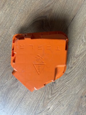 1479255-00-B Кришка порту зарядки внутрішня Tesla Model 3 фото