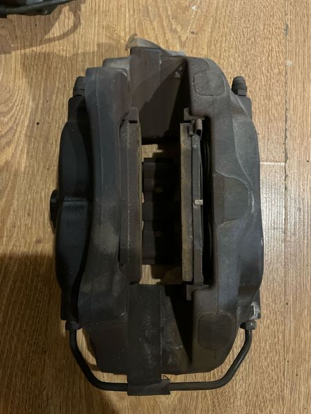 1042641-00-C Супорт гальмівний задній лівий (WITH PADS, BLACK) Tesla Model SR фото