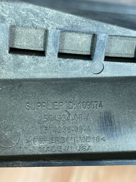 1504934-00-A Ущільнювач капота задній правий Tesla Model 3 фото