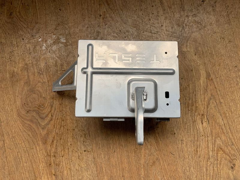 1079748-00-E Підсилювач аудіо системи Tesla Model 3 фото