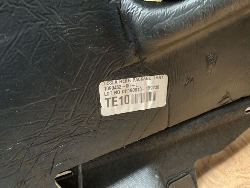 1090452-00-L Полиця багажного відсіку верхня у зборі Tesla Model 3 фото