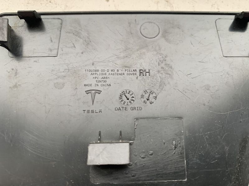 1100088-00-D Накладка стійки B зовнішня права нижній пластик Tesla Model 3 фото