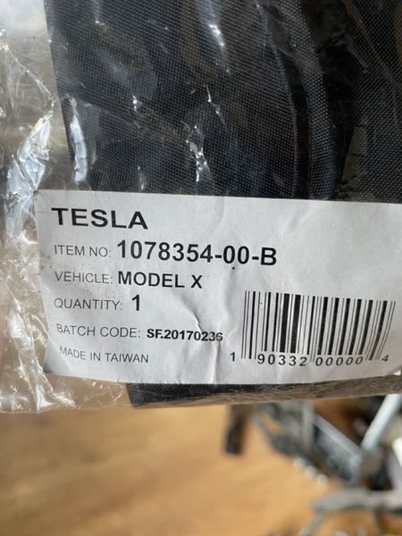 1078354-00-B Сітка сонцезахисна лобового скла Tesla Model X фото