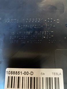 1088851-00-D Панель підлокітника спинки сидіння 2-го ряду внутрішня Tesla Model 3 фото