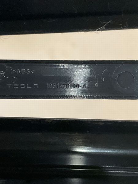 1051476-00-A Заглушка санки сидіння ззаду ліва/права Tesla Model S, SR з пошкодженням фото
