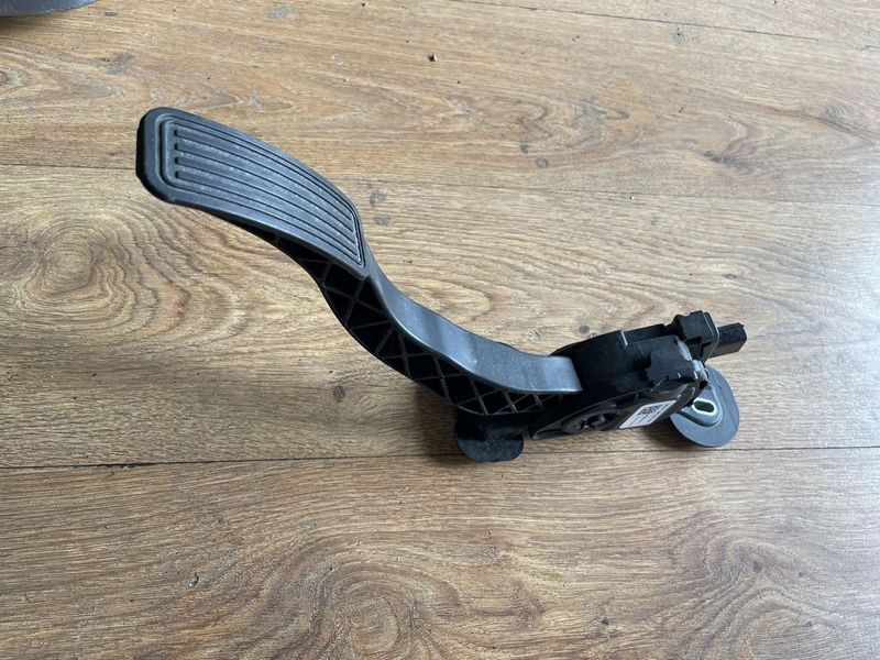 1005307-00-A Accelerator pedal Tesla Model S, SR, X photo