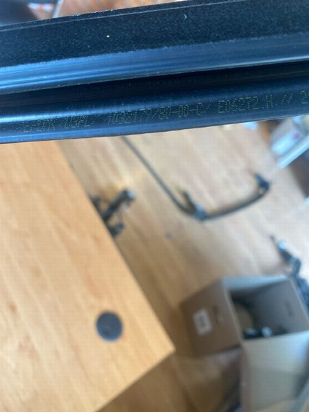 1032179-00-C Glass seal for the inner door of the rear right Tesla Model X photo