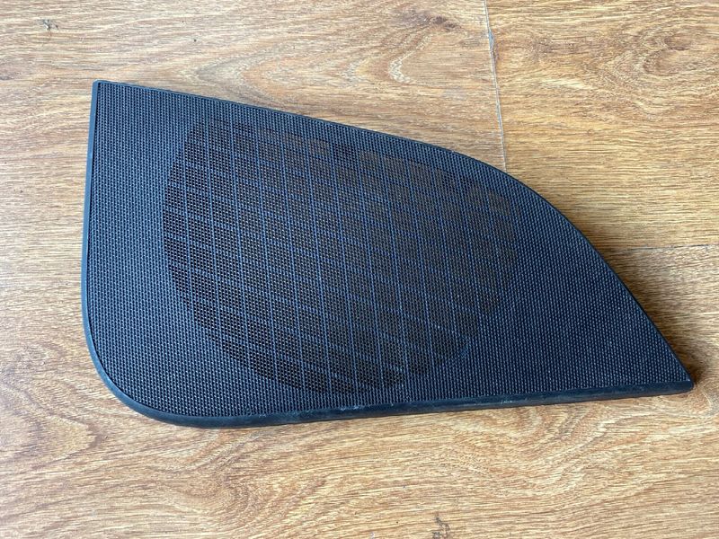 1131044-00-D Decorative speaker cover for the front right door of Tesla Model 3 photo